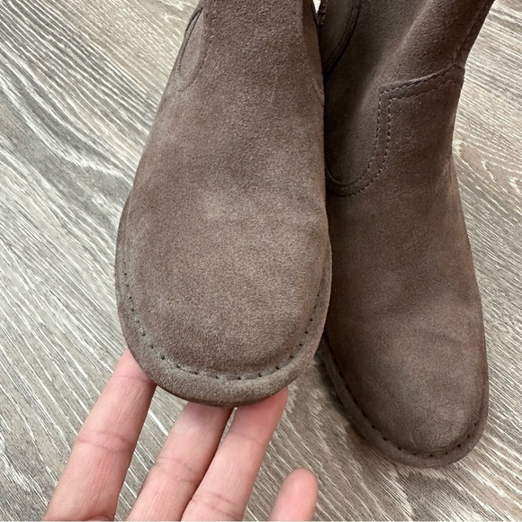 Ugg Bandara Mysterious suede ankle booties, travel friendly, cozy chic - Picture 8 of 11
